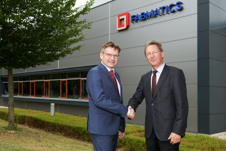 Dr. Pollack shakes hands with Dr. Giesen in front of Fabmatics GmbH