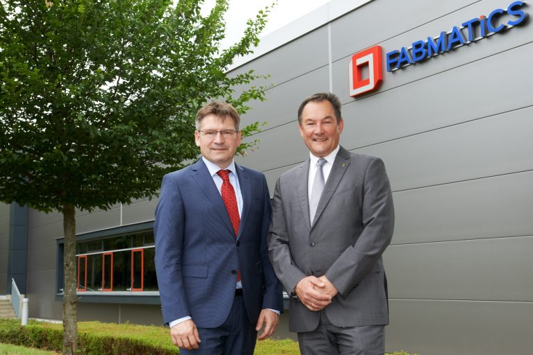 Geschäftsführer Heinz Martin Esser und Dr. Roland Giesen vor dem Firmengebäude von Fabmatics
